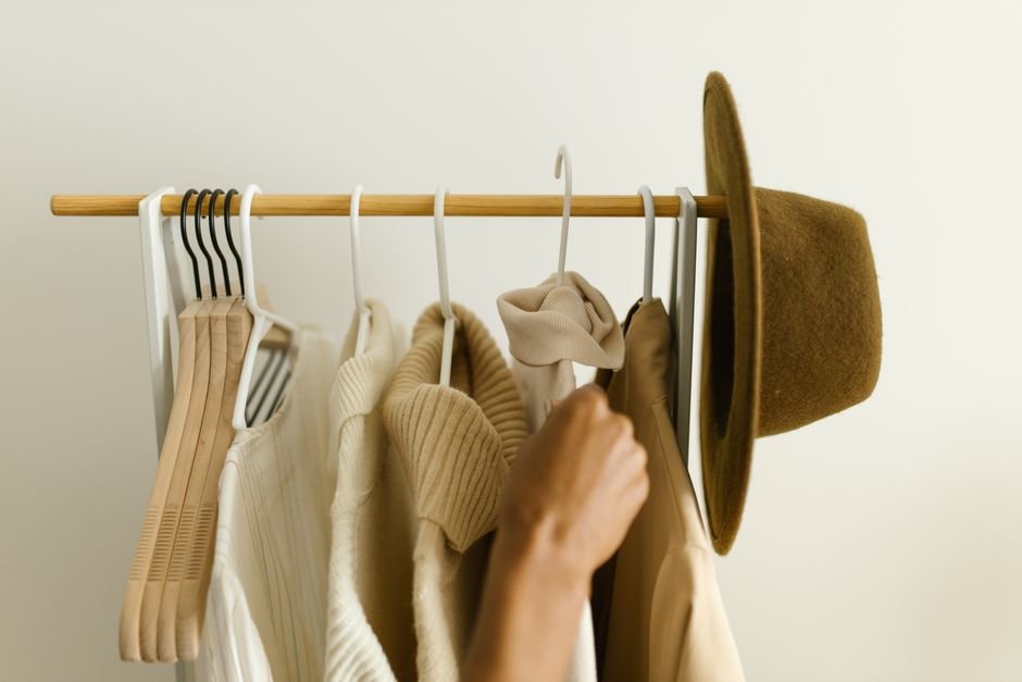 capsule wardrobe guide: 7 Essential Pieces for Minimalists 1 capsule wardrobe guide - Featured Image