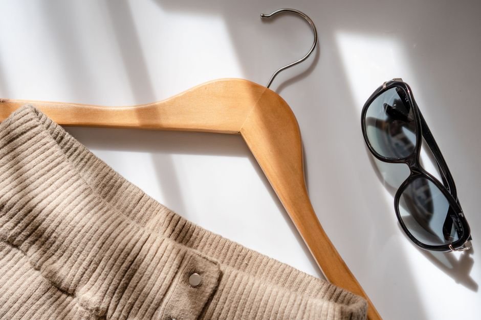 capsule wardrobe: 6 Ultimate Steps to Smart-Casual Style 1 capsule wardrobe - Featured Image